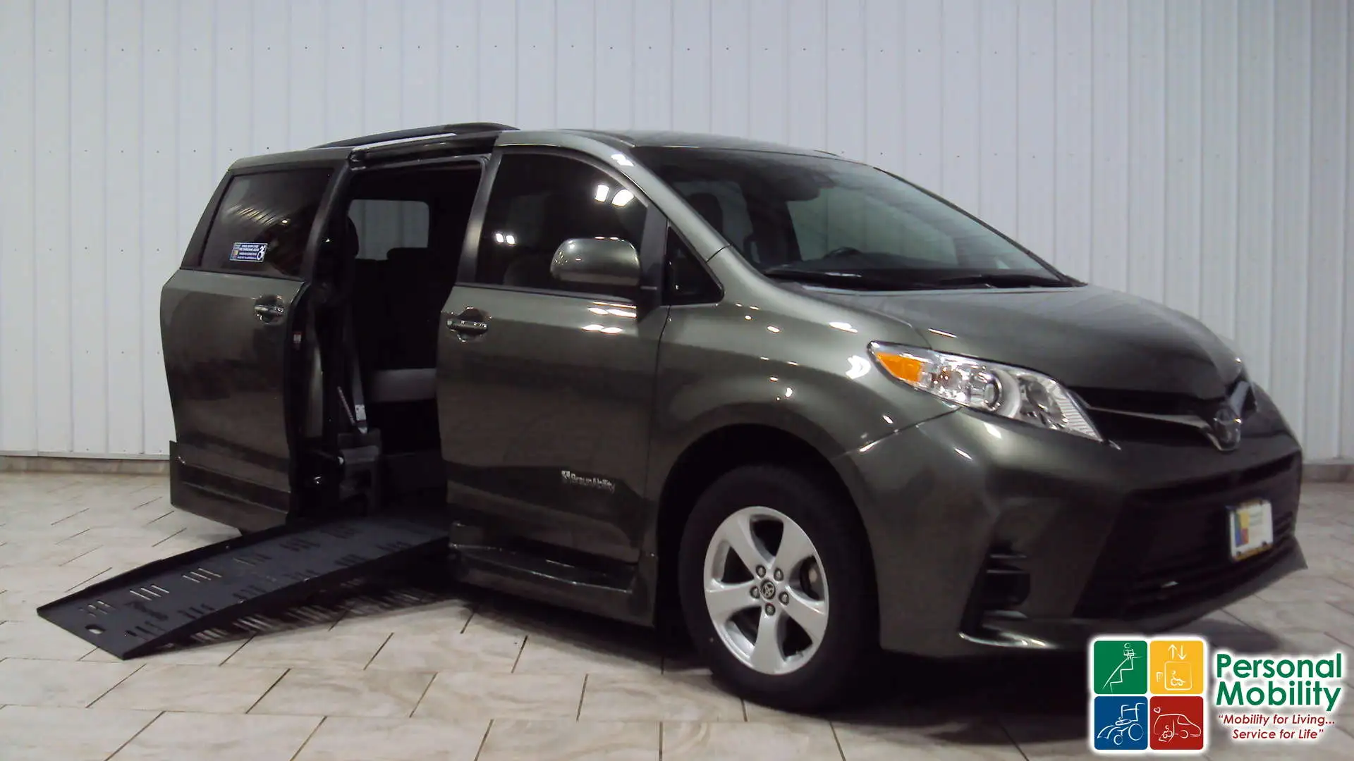 2020 Toyota Sienna LE V6 8-Passenger FWD's photo