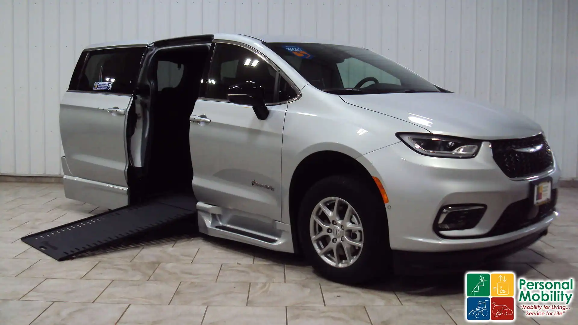 2026 Chrysler Pacifica Select's photo
