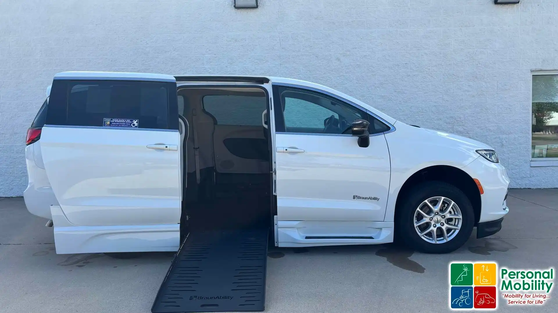 2024 Chrysler Pacifica Touring L's photo