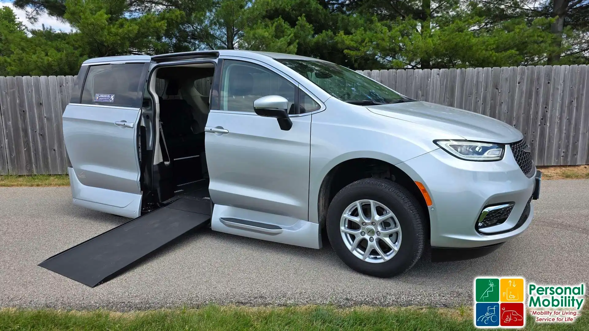 2023 Chrysler Pacifica Touring L's photo