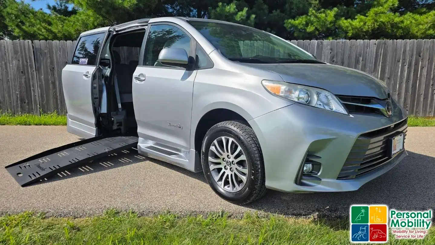 2018 Toyota Sienna XLE V6 8-Passenger's photo