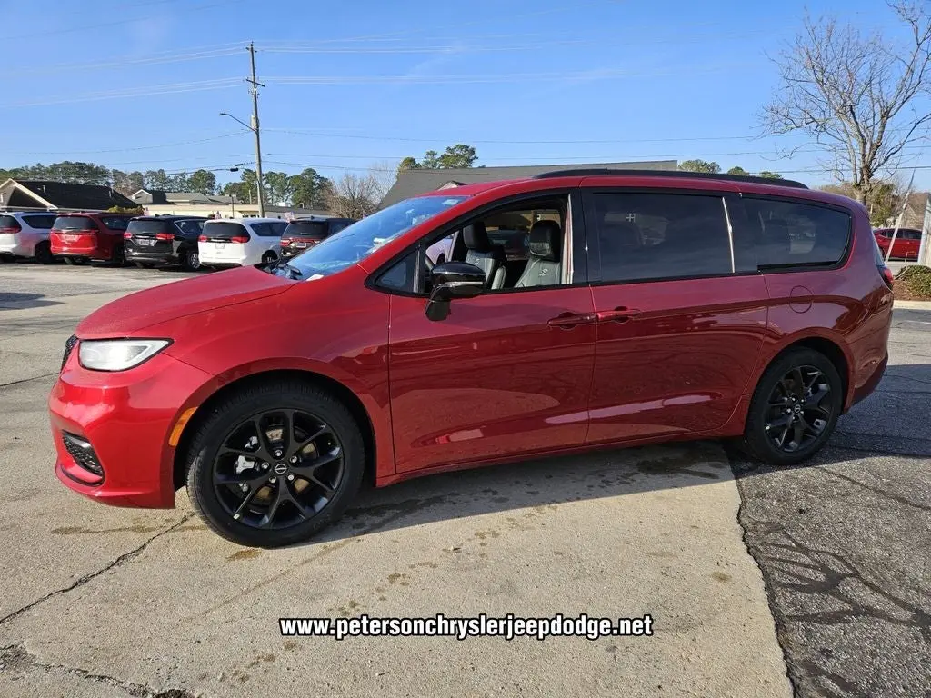 2026 Chrysler Pacifica Select photo 3