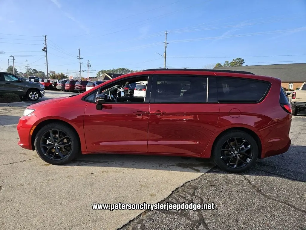 2026 Chrysler Pacifica Select photo 4