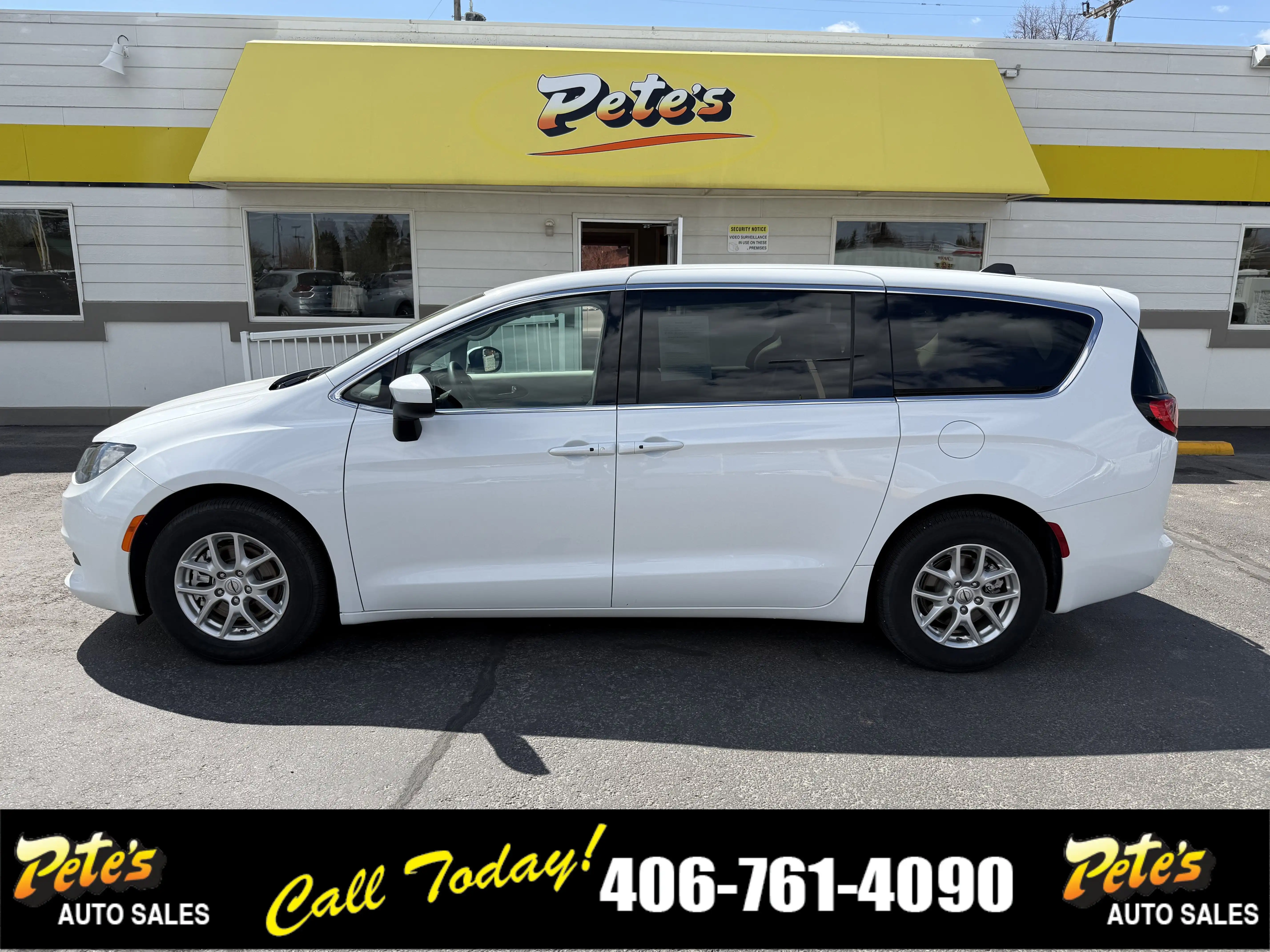 2022 Chrysler Voyager LX's photo