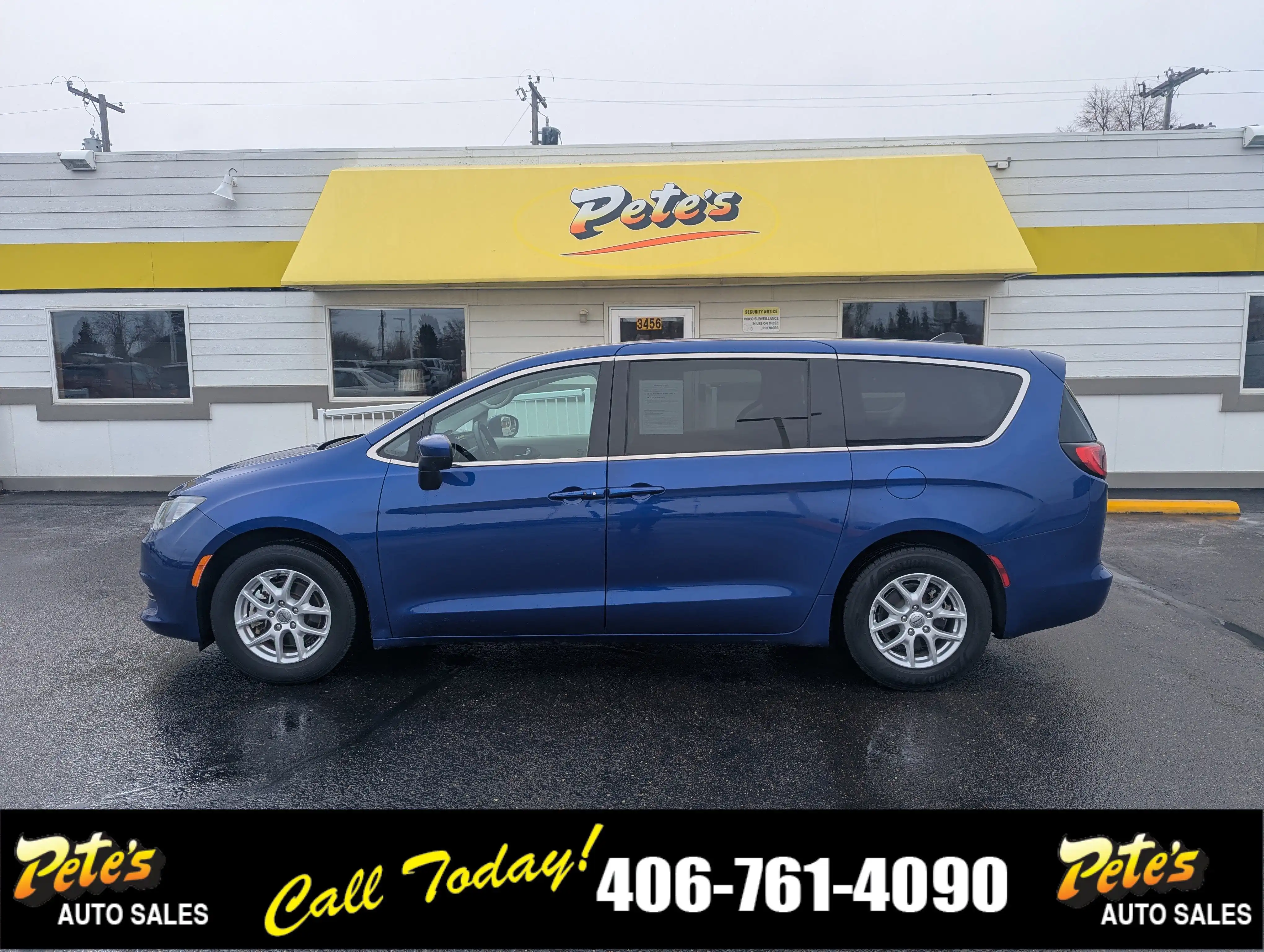 2021 Chrysler Voyager LX's photo