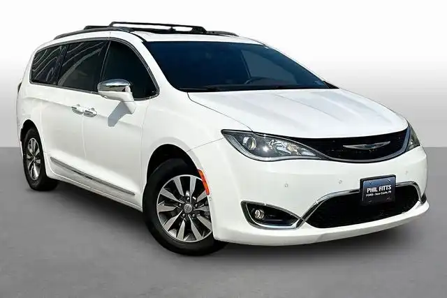 2020 Chrysler Pacifica Hybrid Limited's photo