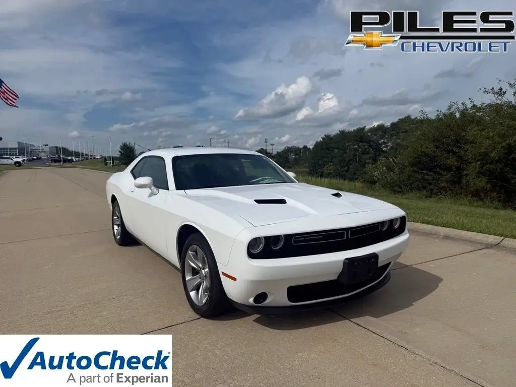 2016 Dodge Challenger SXT photo 1