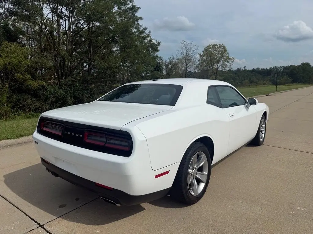 2016 Dodge Challenger SXT photo 3