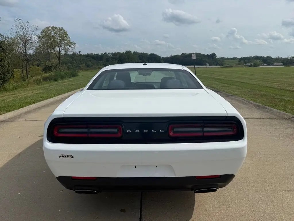2016 Dodge Challenger SXT photo 4
