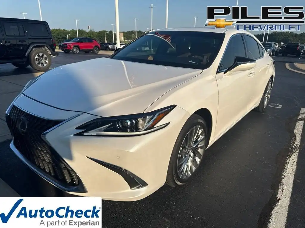 2024 Lexus ES 300h 300h's photo