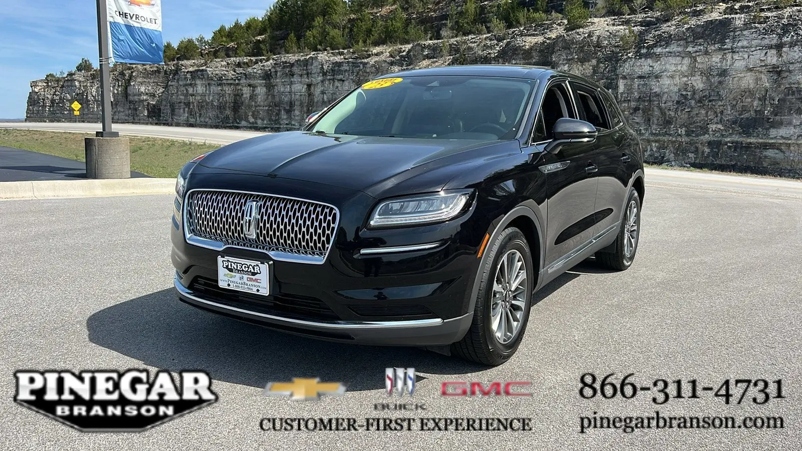2023 Lincoln Nautilus Reserve AWD photo 3
