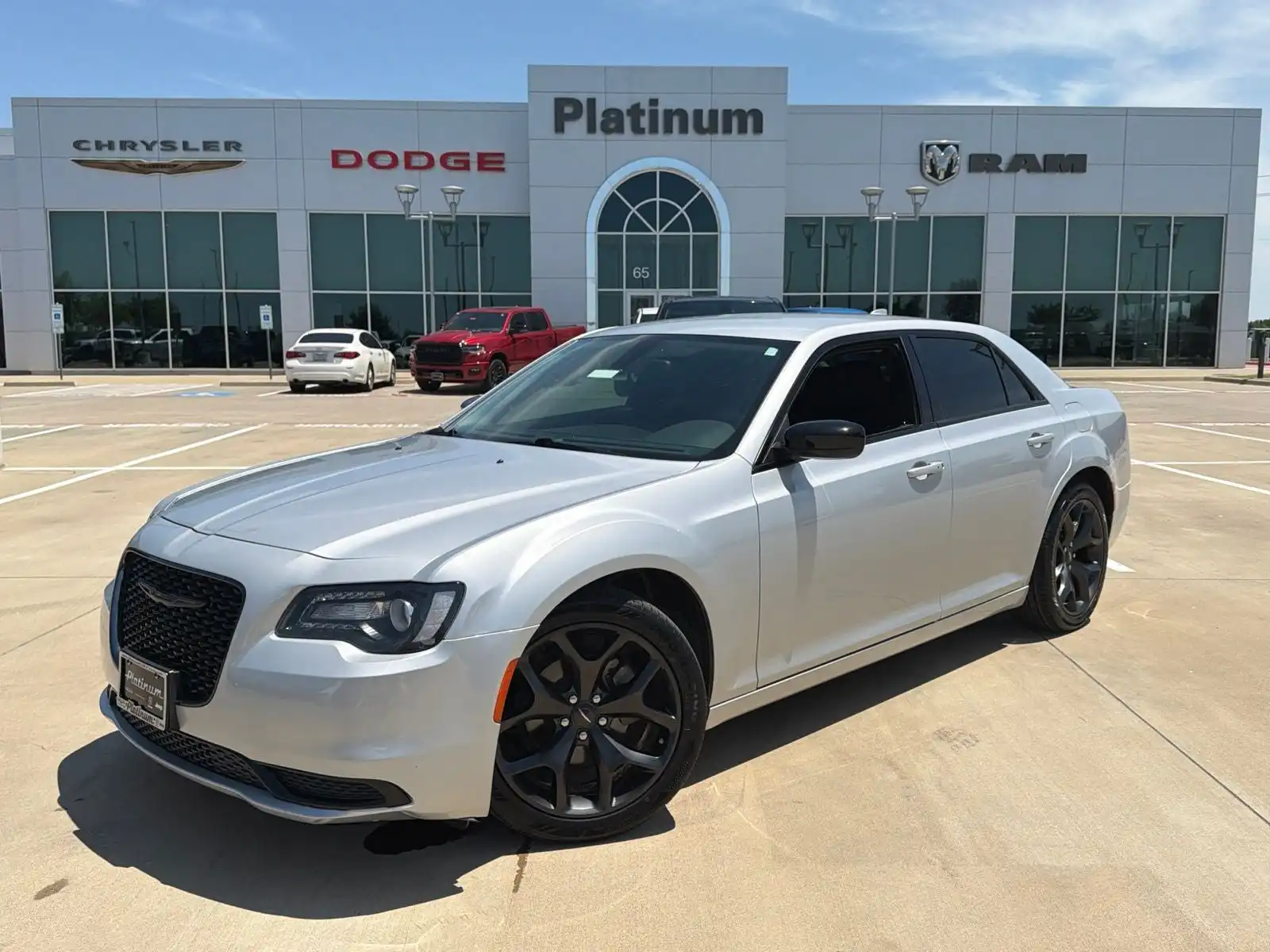2023 Chrysler 300 Touring's photo