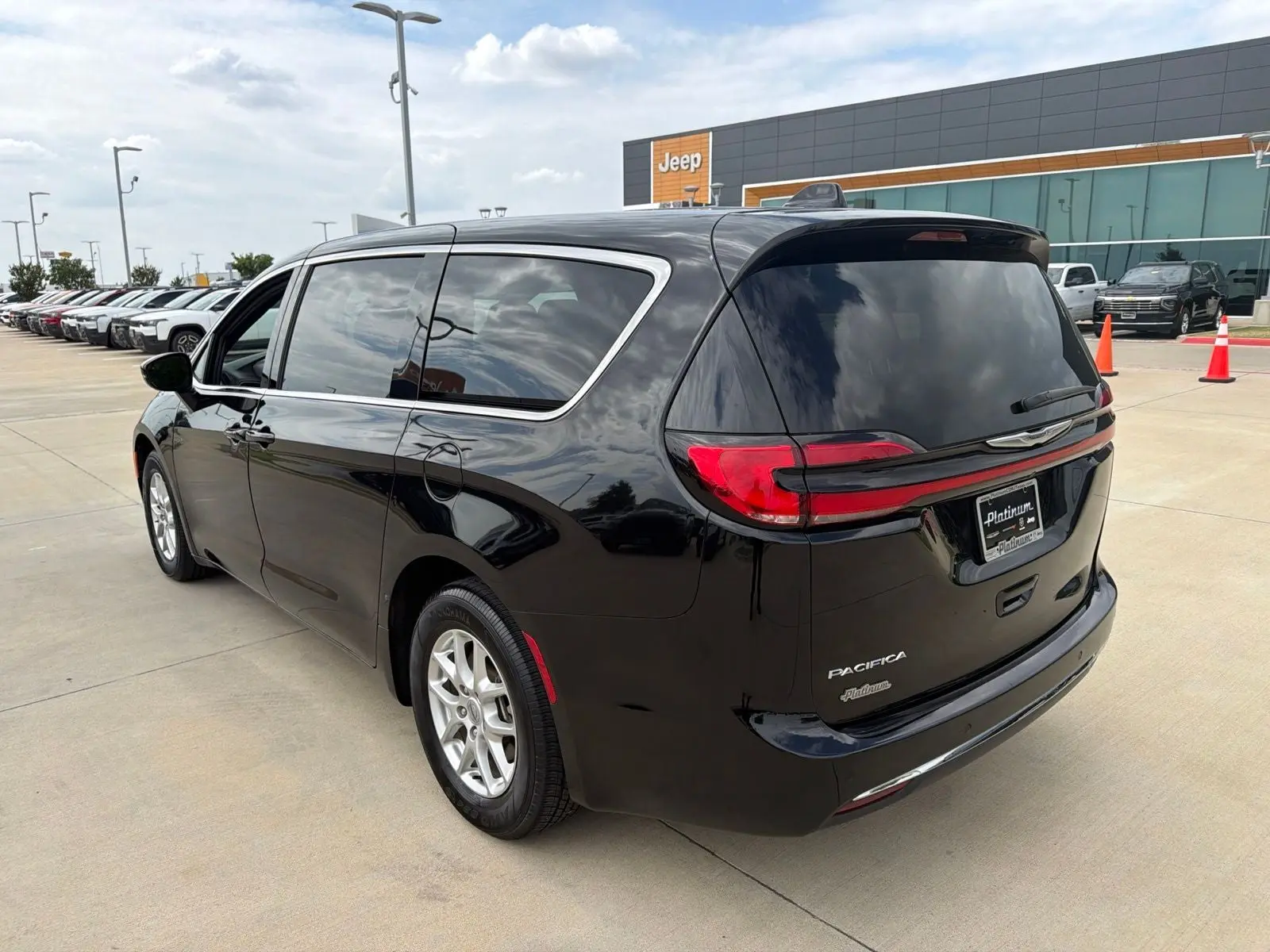 2025 Chrysler Pacifica Select photo 3
