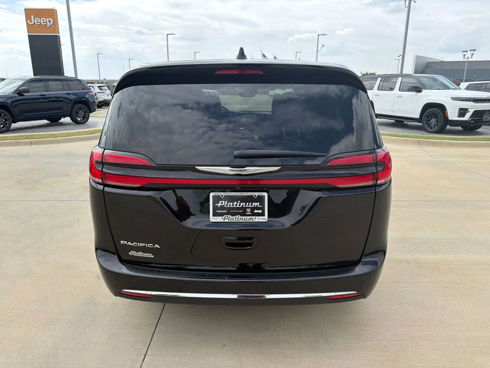 2025 Chrysler Pacifica Select photo 4