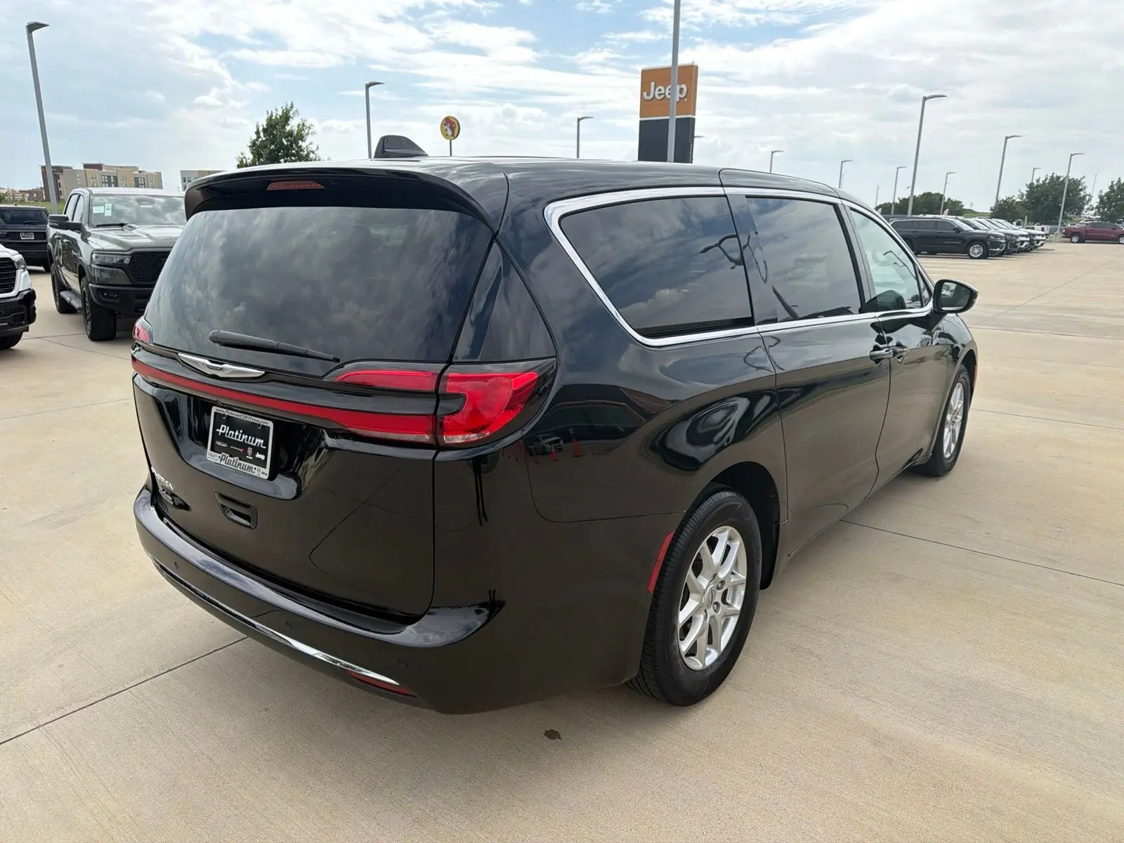 2025 Chrysler Pacifica Select photo 5