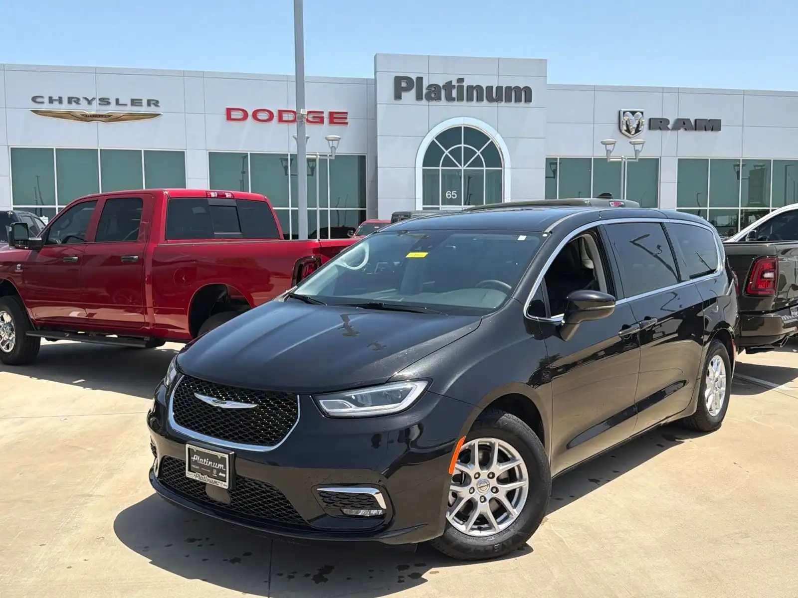 2023 Chrysler Pacifica Touring L's photo
