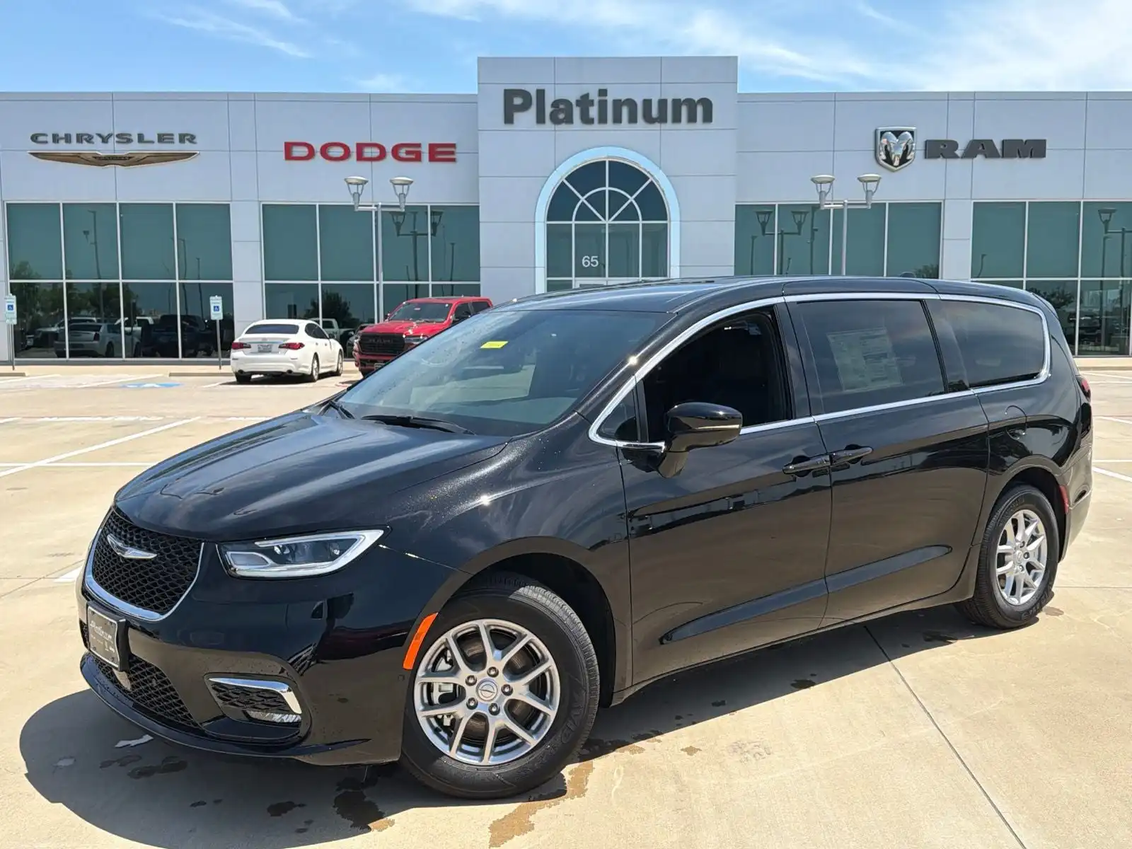 2026 Chrysler Pacifica Select's photo