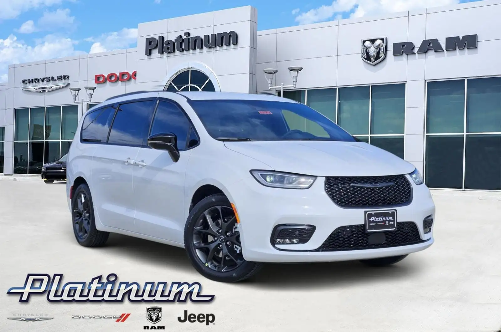 2026 Chrysler Pacifica Select's photo