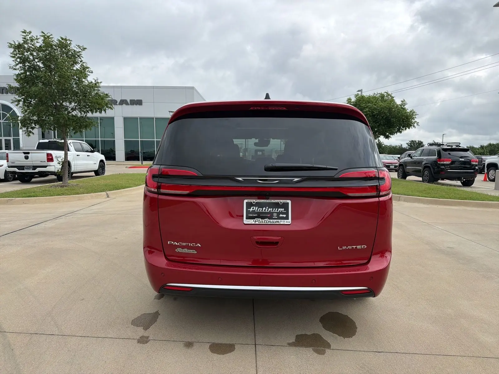 2027 Chrysler Pacifica Limited photo 4