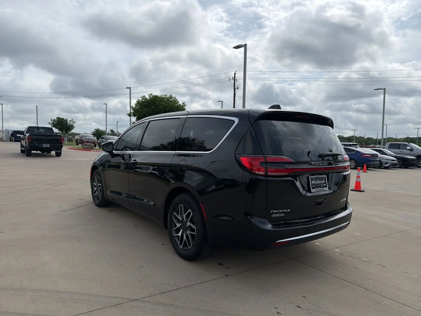 2027 Chrysler Pacifica Limited photo 3