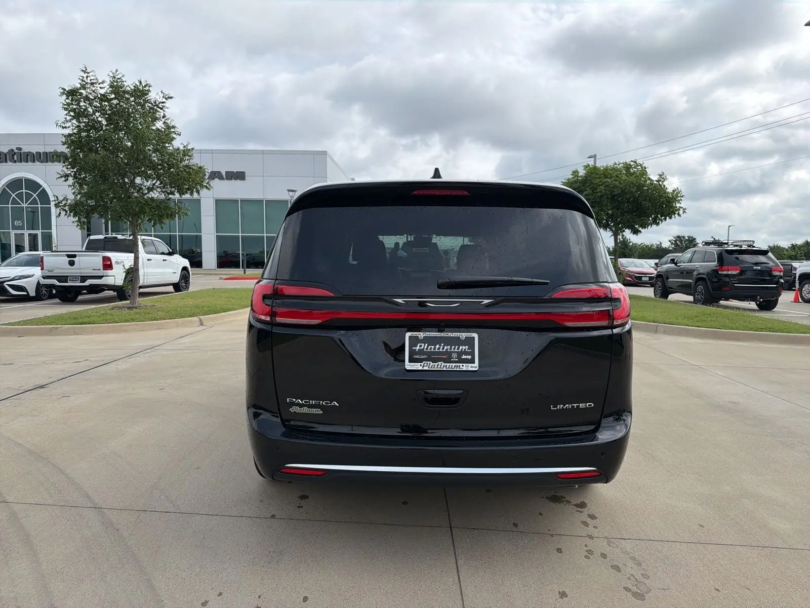 2027 Chrysler Pacifica Limited photo 4