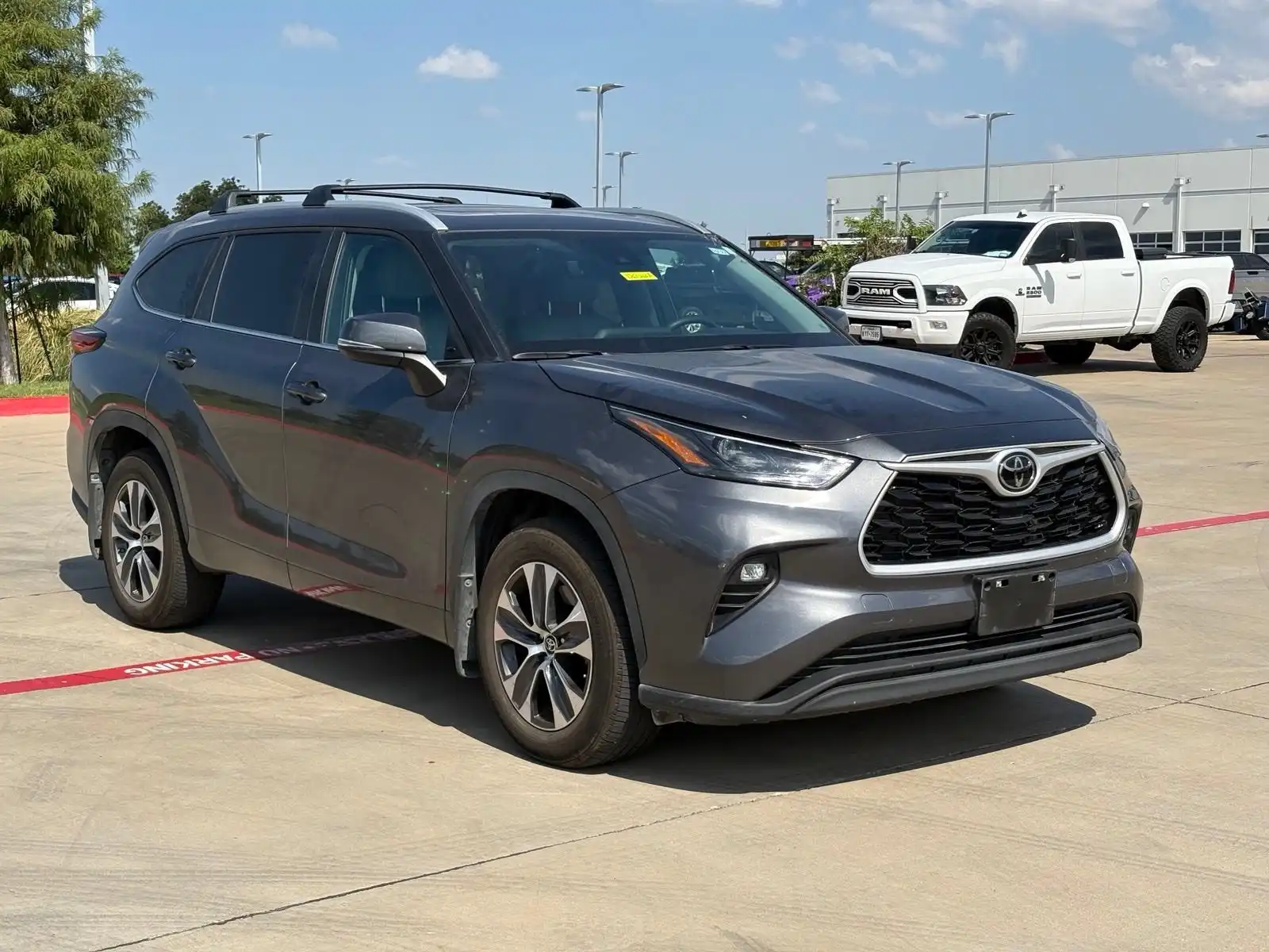 2023 Toyota Highlander XLE AWD's photo