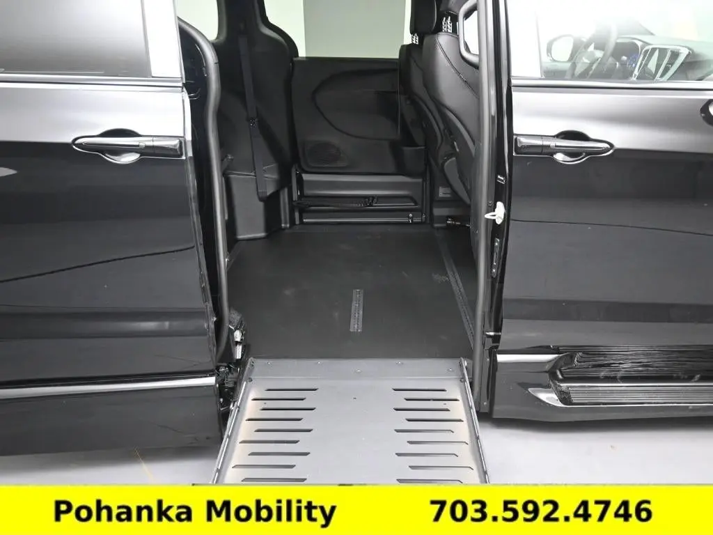 2026 Chrysler Pacifica Select photo 3