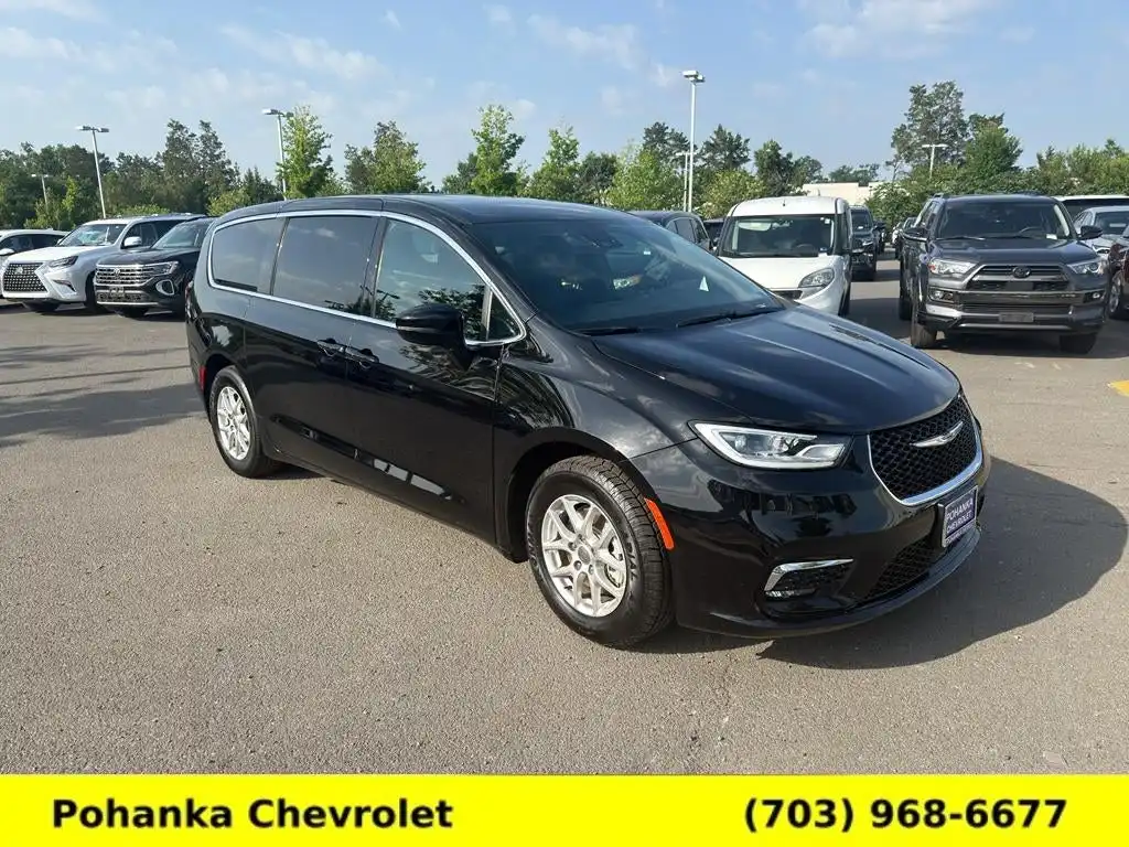 2025 Chrysler Pacifica Select's photo
