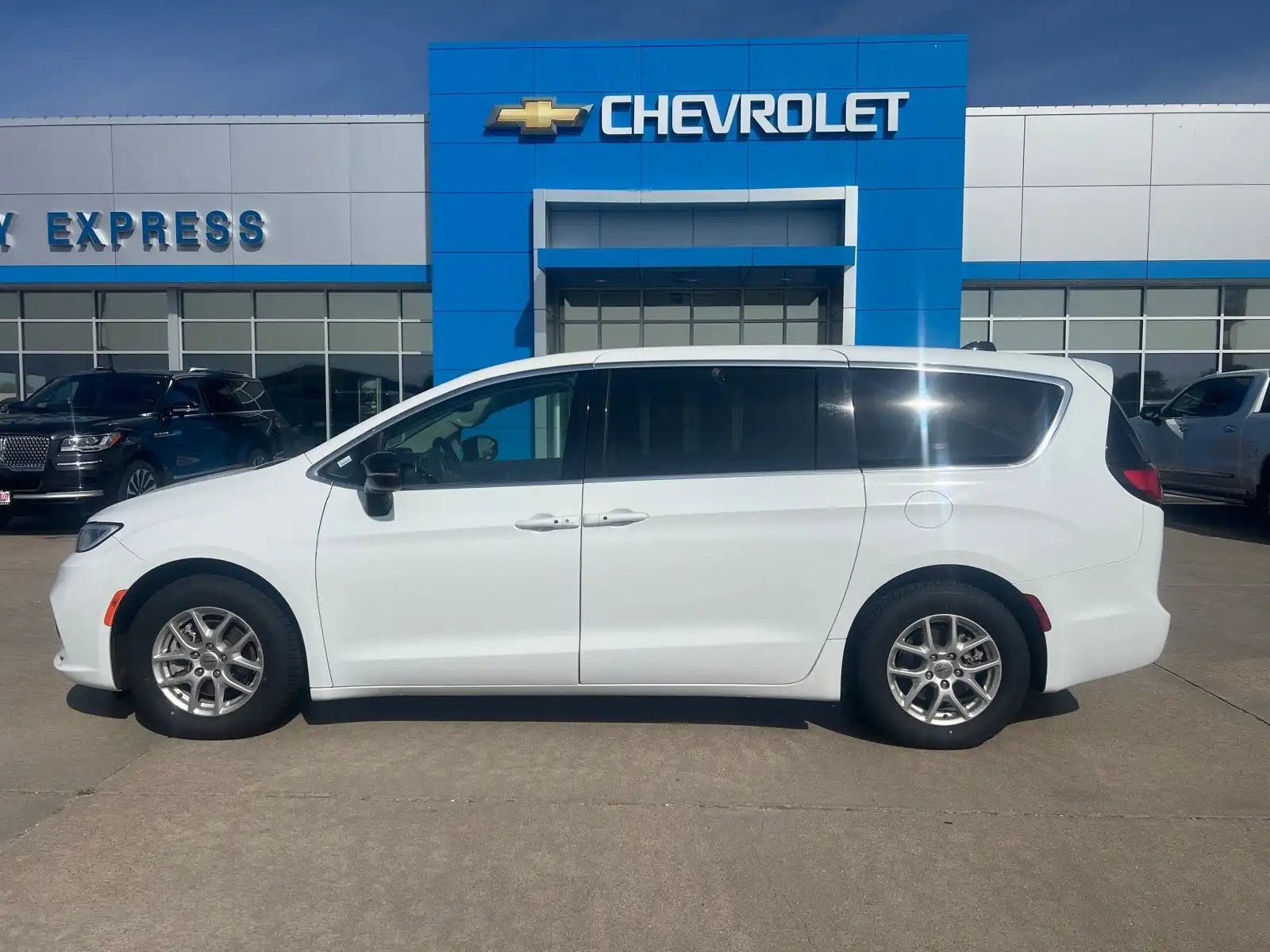 2024 Chrysler Pacifica Touring L's photo