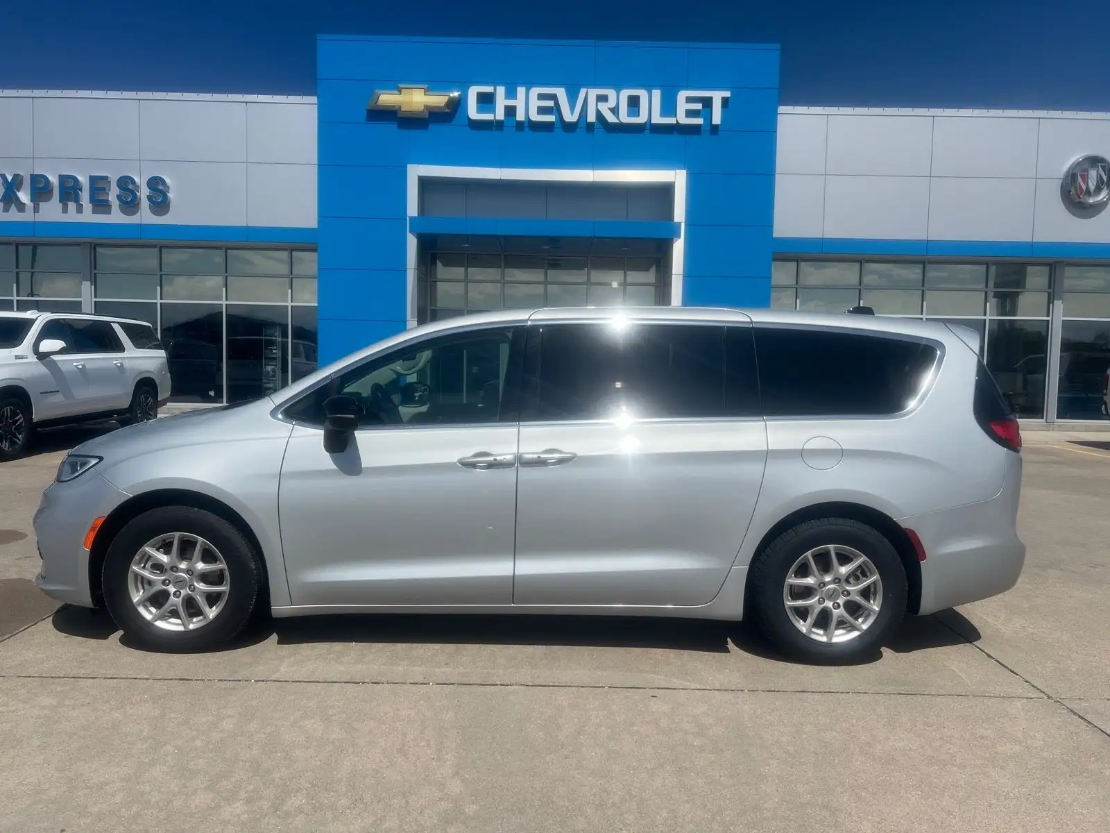 2024 Chrysler Pacifica Touring L's photo