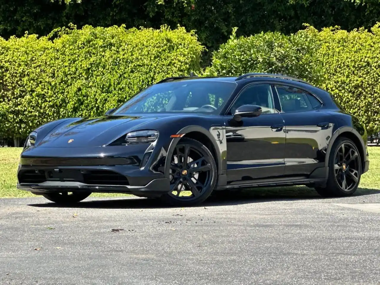 2023 Porsche Taycan 4S Cross Turismo's photo