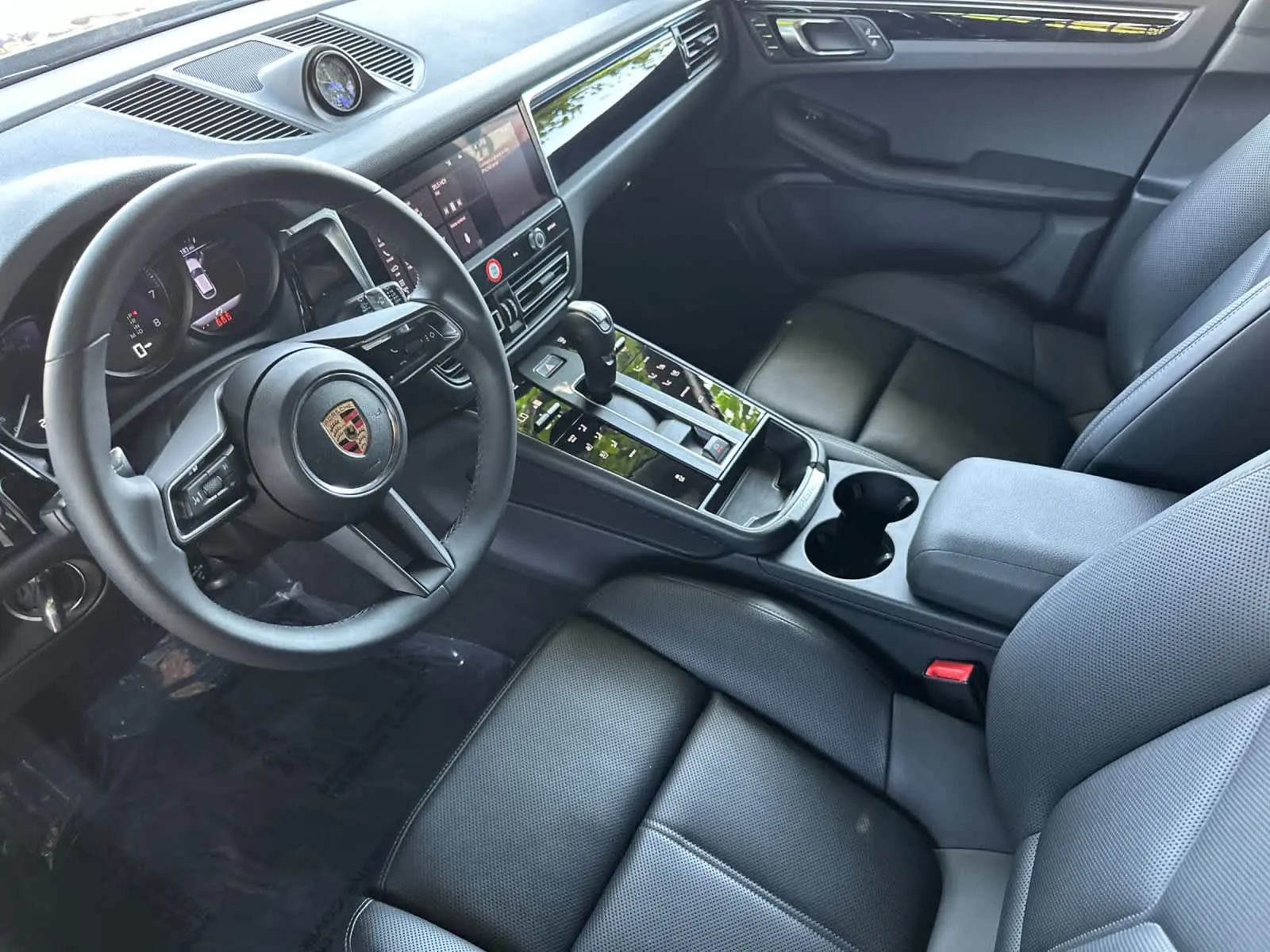 2026 Porsche Macan Base photo 4