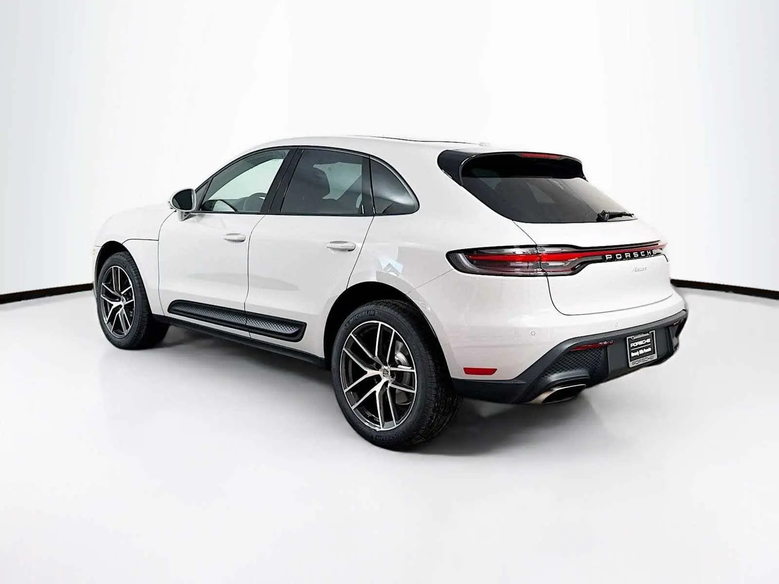 2026 Porsche Macan Base photo 3