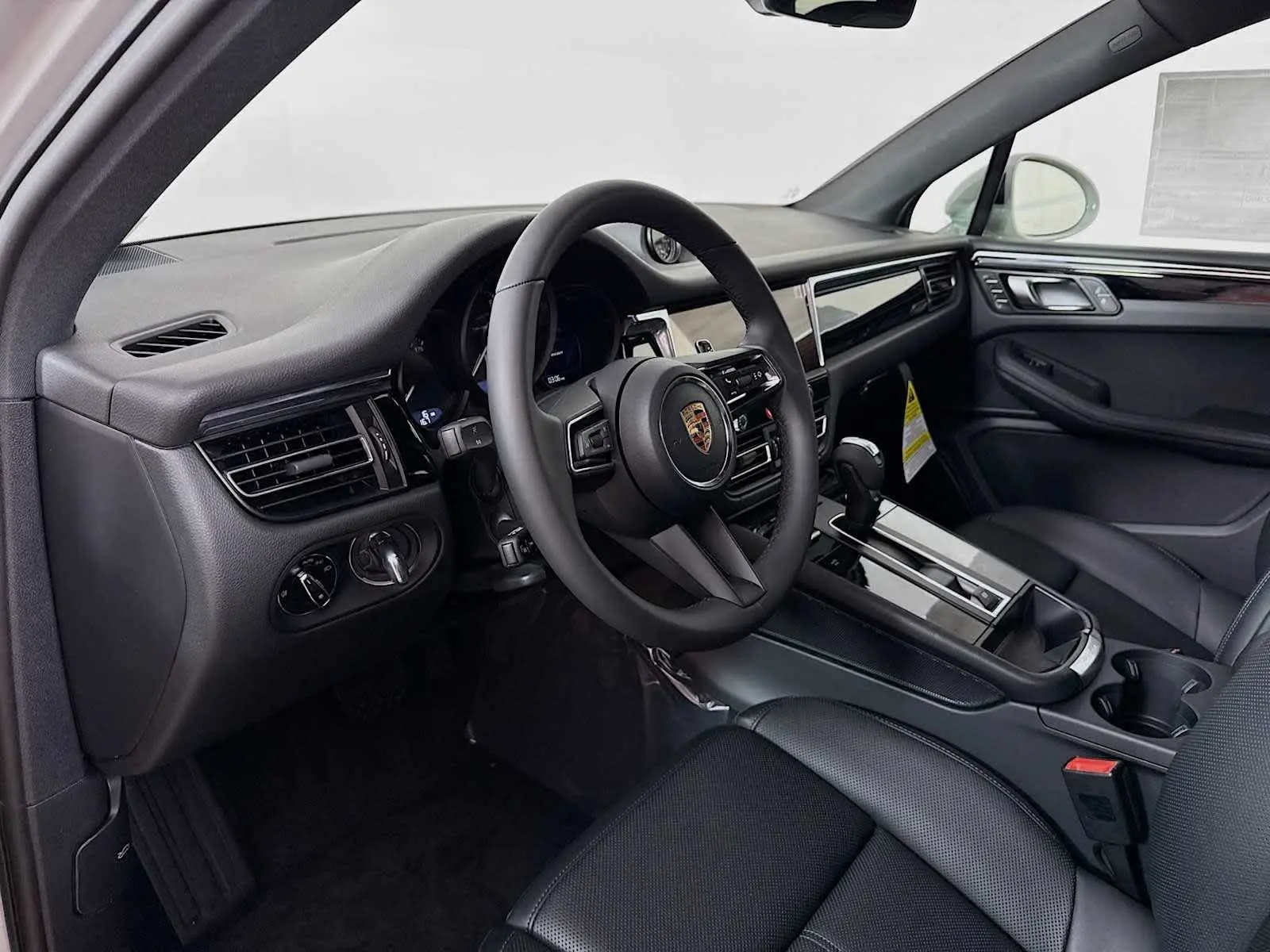 2026 Porsche Macan Base photo 4
