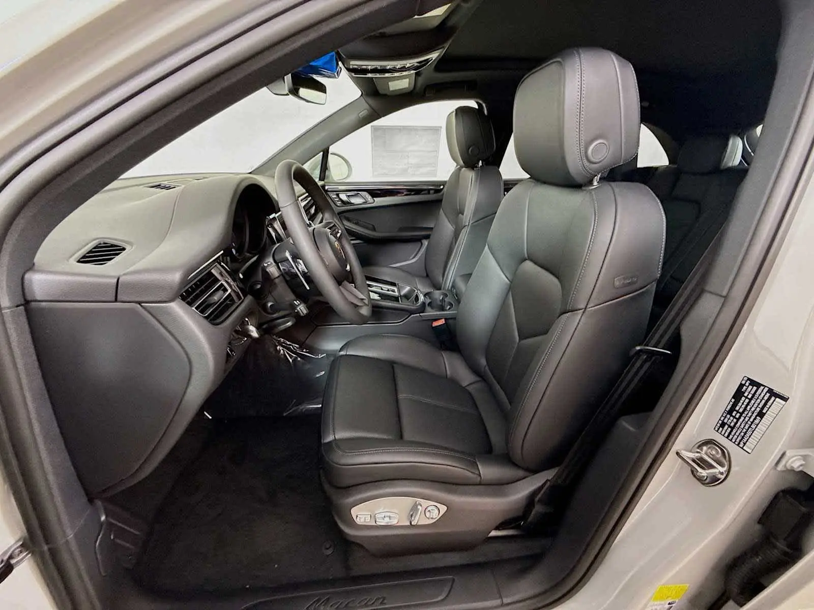 2026 Porsche Macan Base photo 5