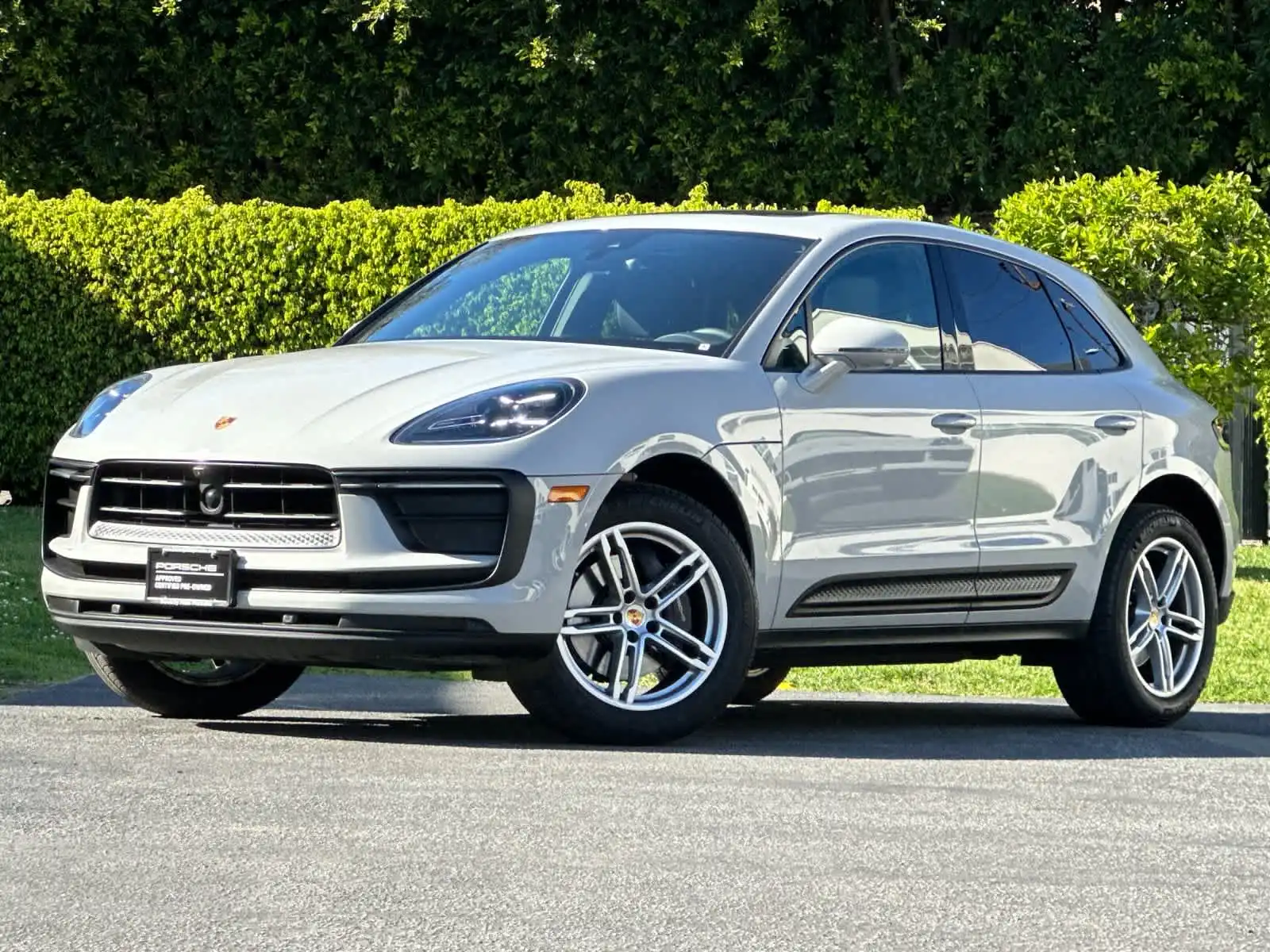 2025 Porsche Macan Base's photo