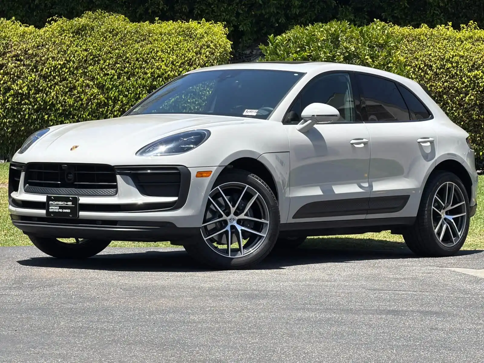 2026 Porsche Macan T's photo