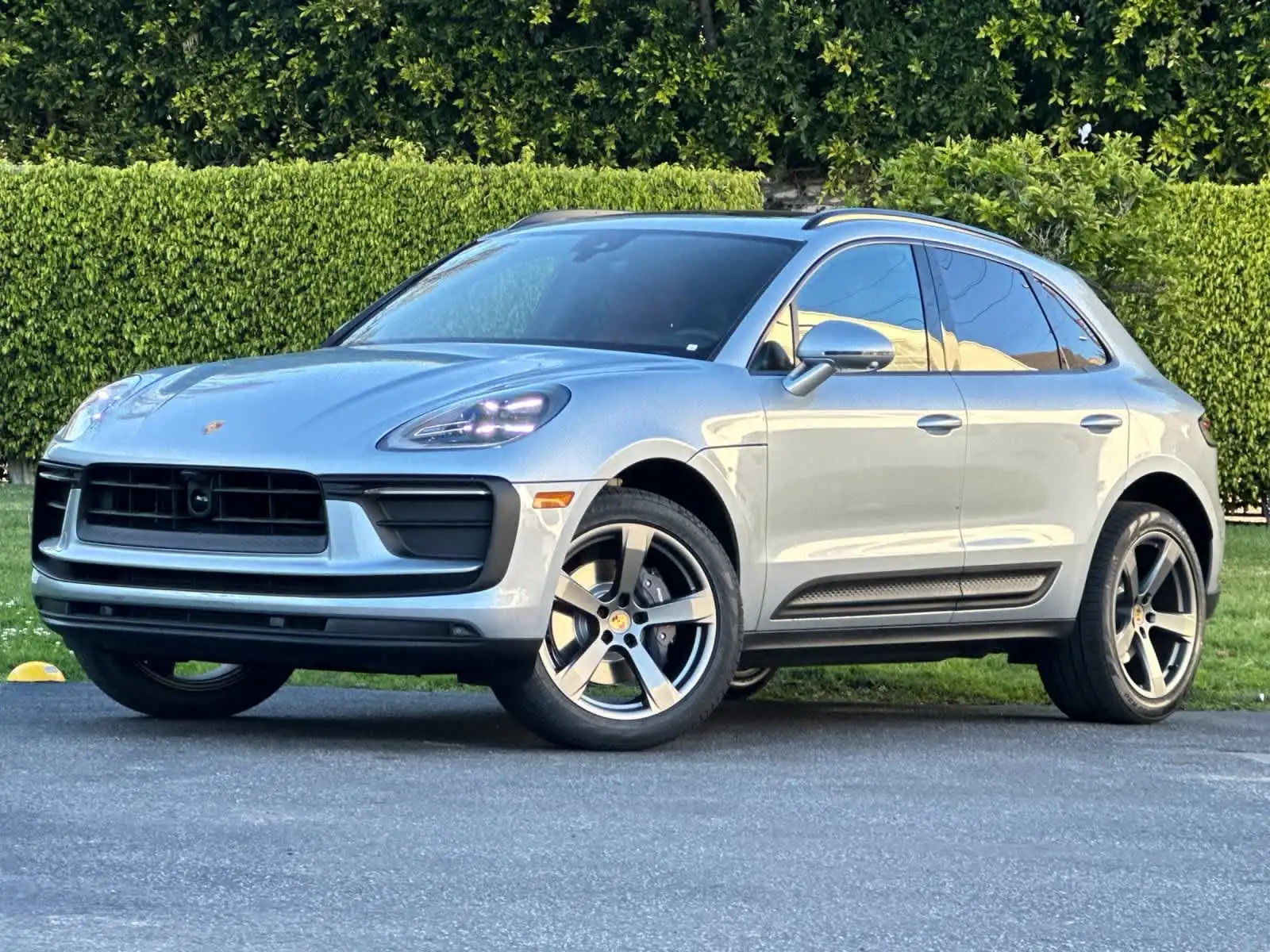 2026 Porsche Macan Base's photo