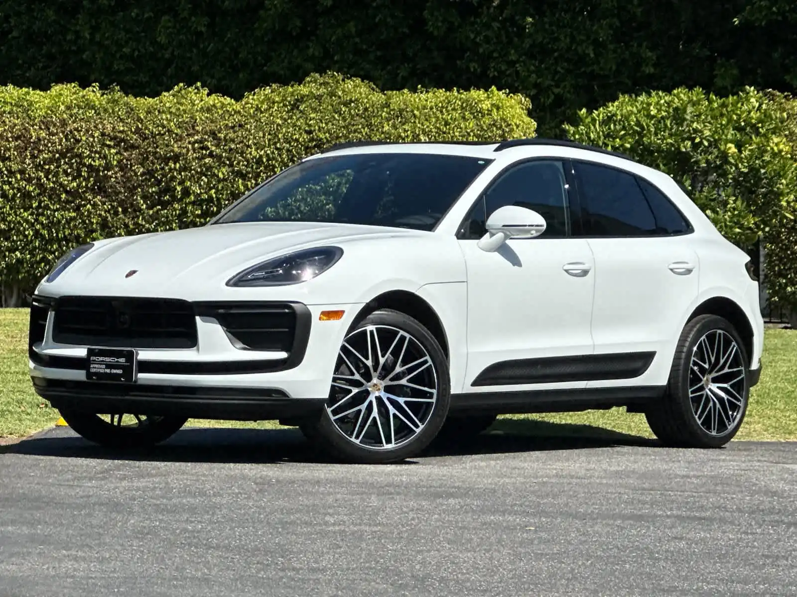 2026 Porsche Macan Base's photo