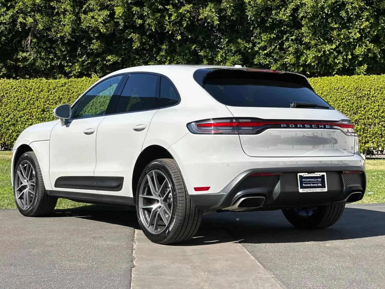 2026 Porsche Macan Base photo 3