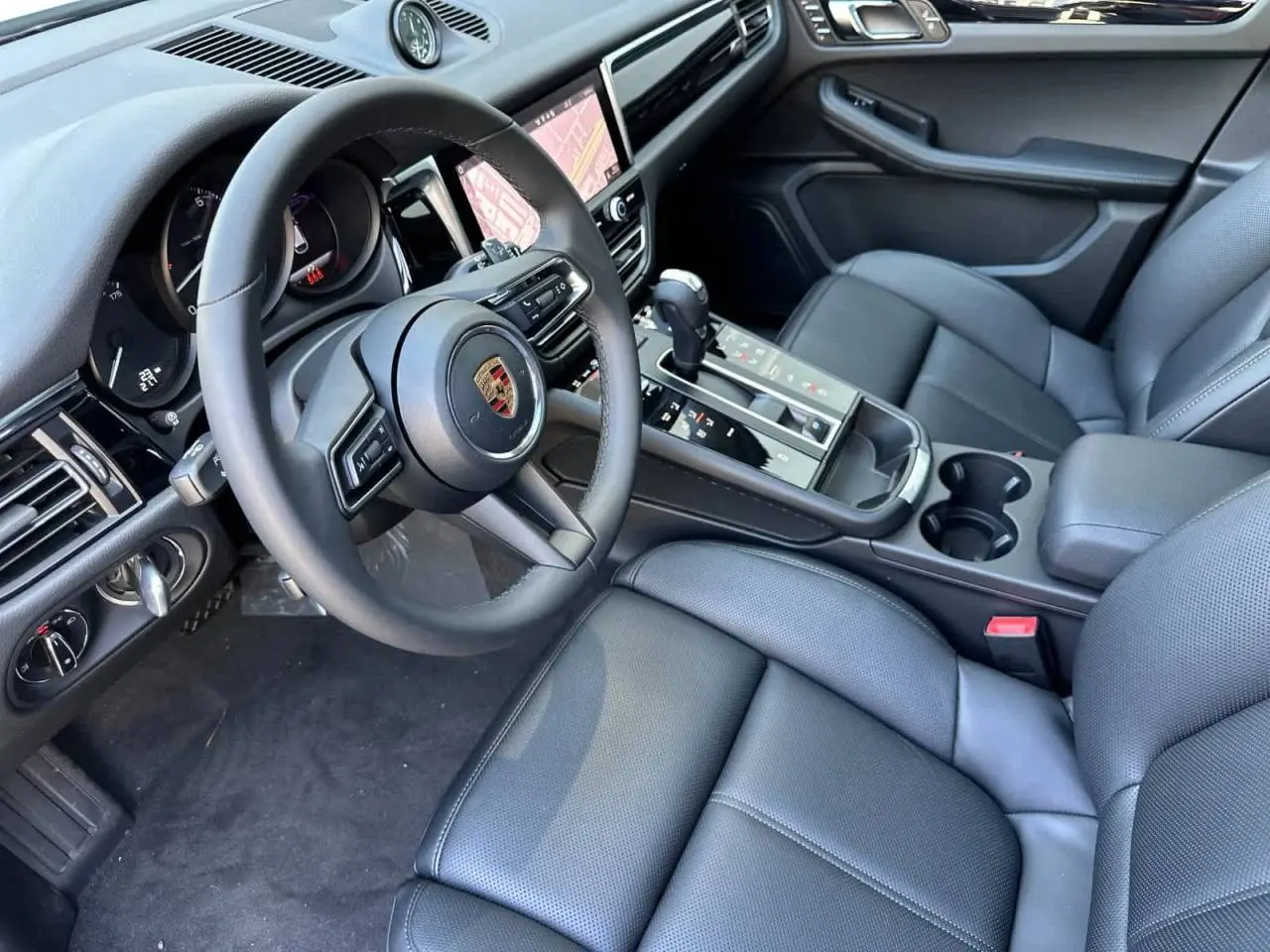 2026 Porsche Macan Base photo 4