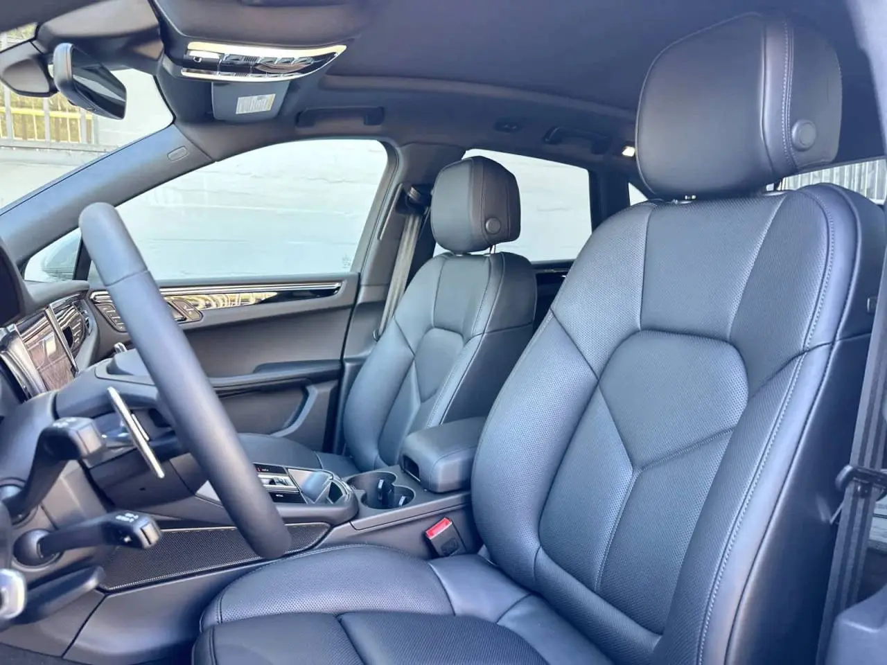 2026 Porsche Macan Base photo 5