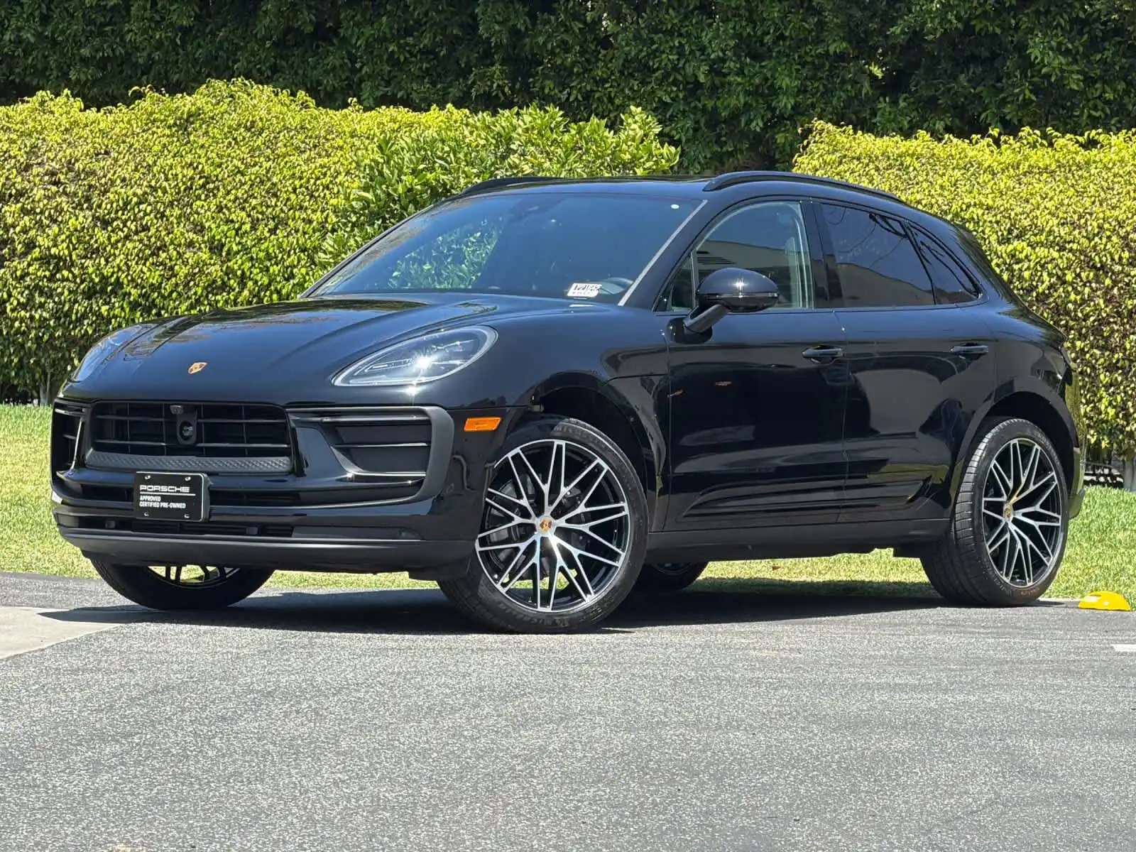 2026 Porsche Macan Base's photo