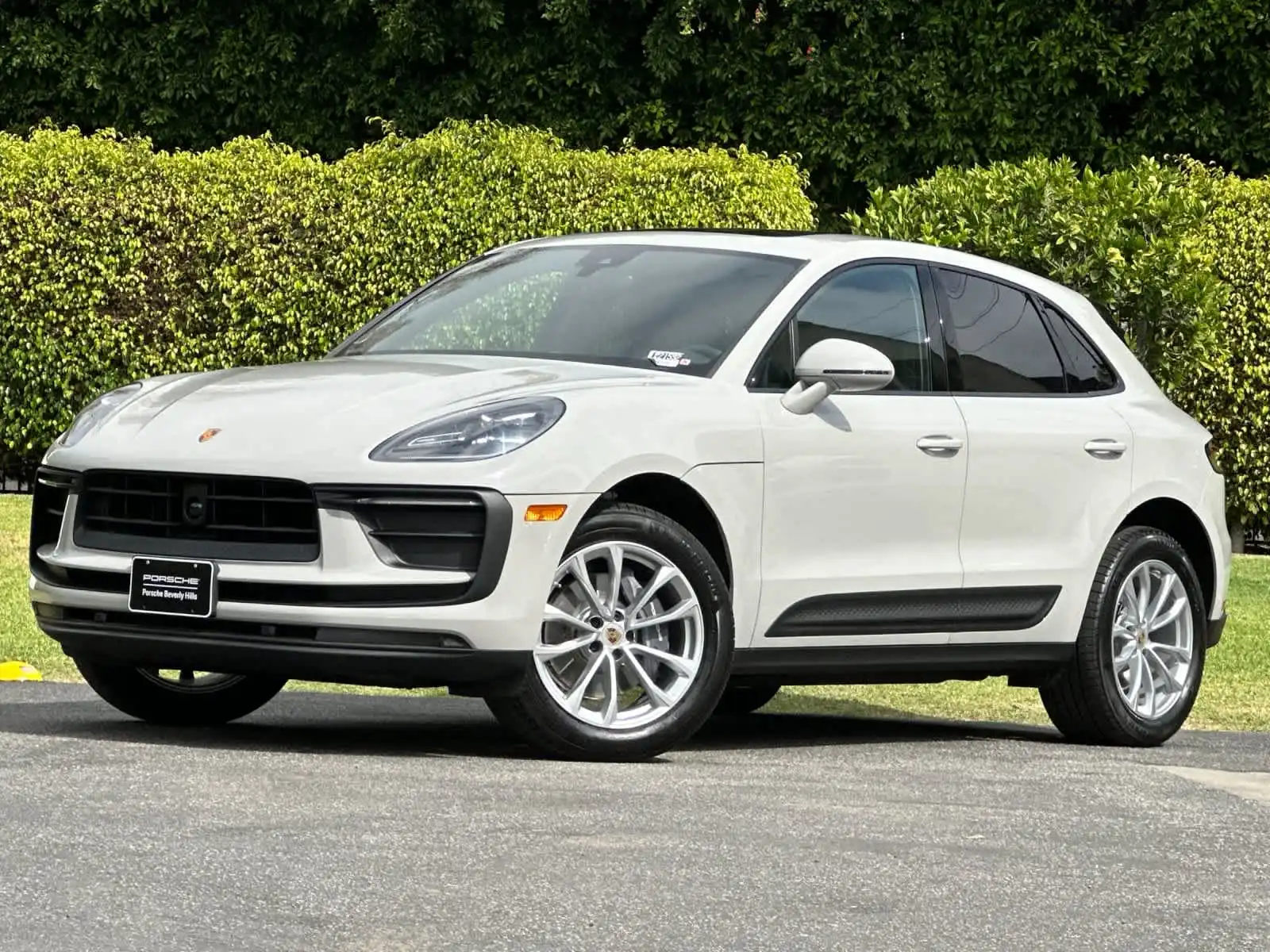 2026 Porsche Macan Base's photo