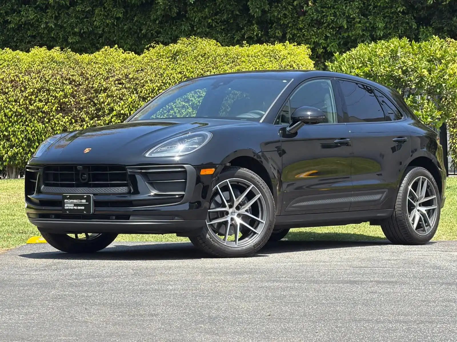 2026 Porsche Macan Base's photo