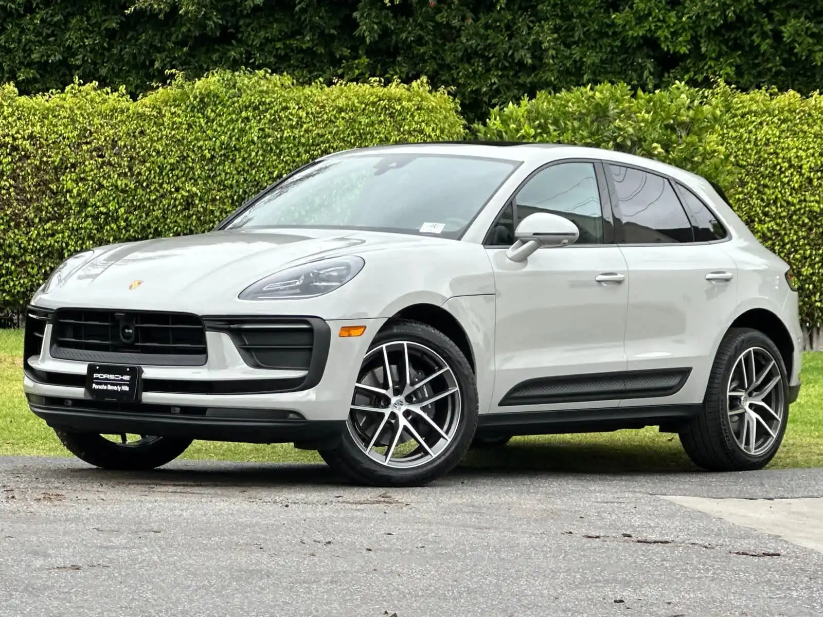 2026 Porsche Macan Base's photo