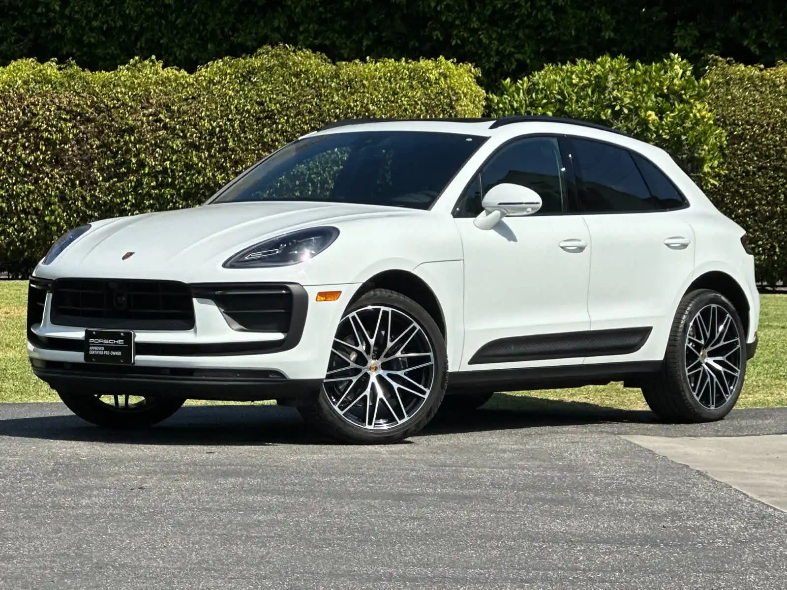 2026 Porsche Macan Base's photo