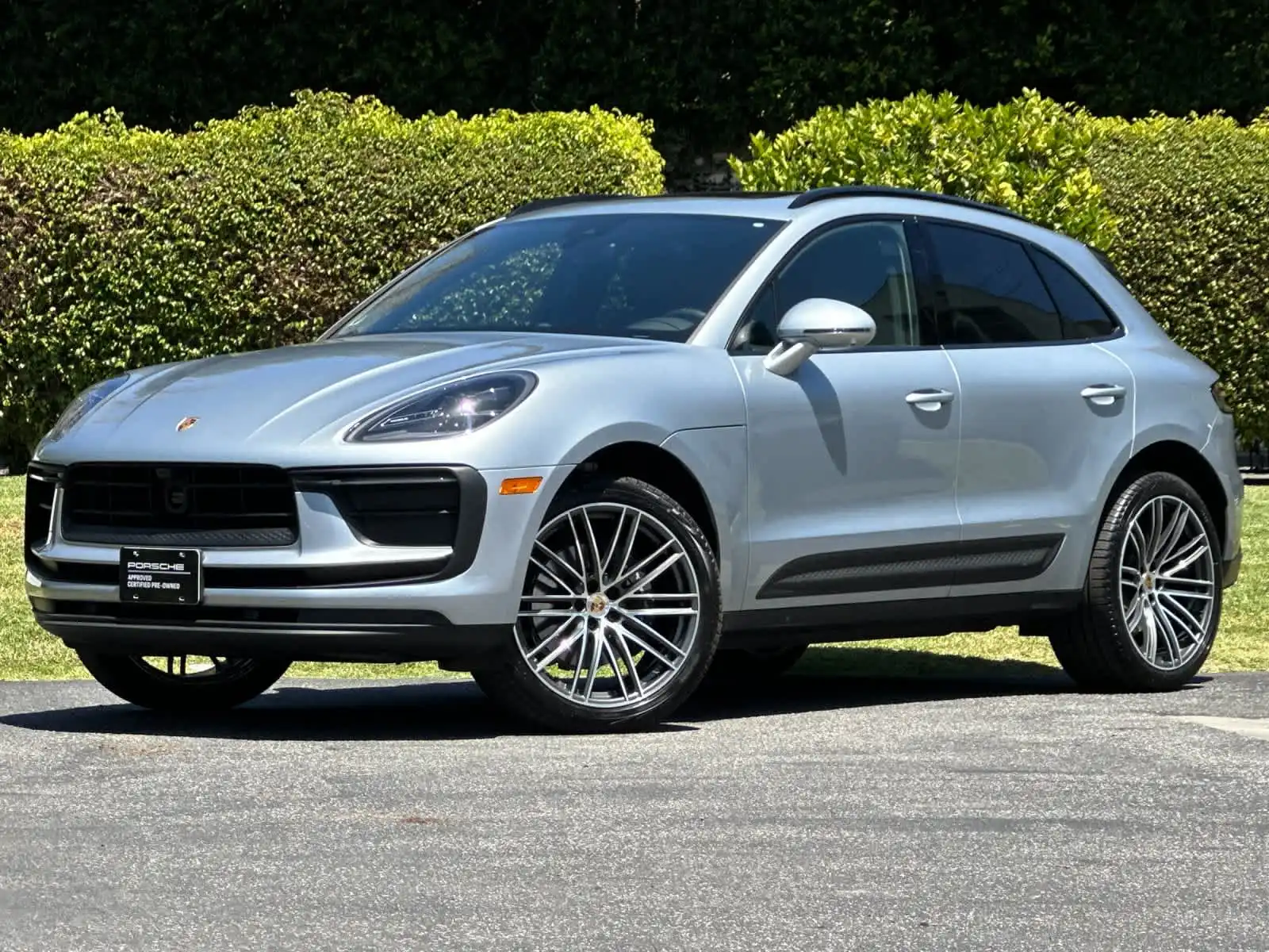 2026 Porsche Macan Base's photo
