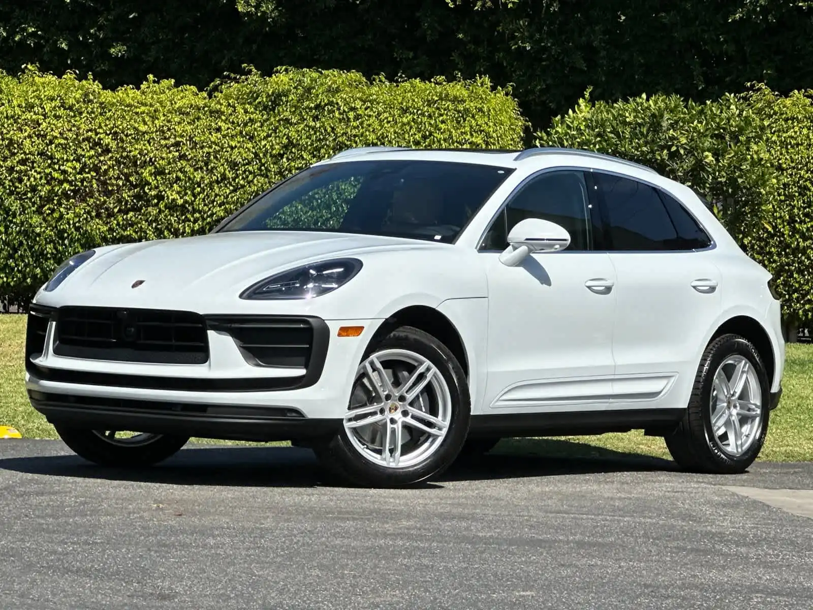 2026 Porsche Macan Base's photo