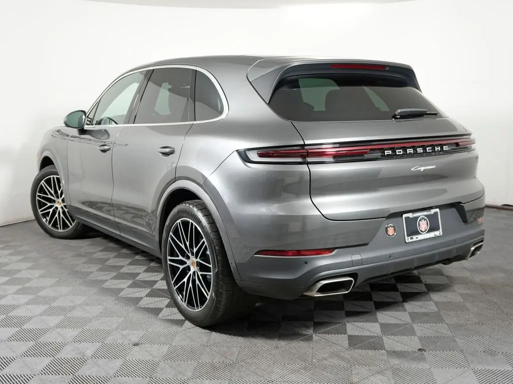 2024 Porsche Cayenne Base photo 3